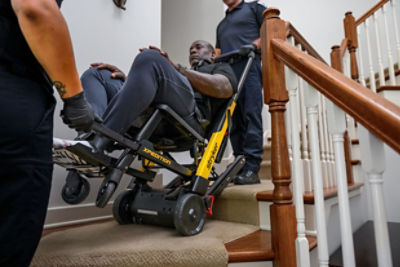 日本ストライカー 傷病者の階段搬送をサポートする 電動リフトチェア